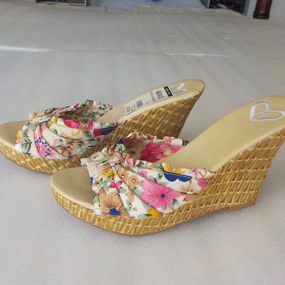 SOLD Multi Color Fabric Platform Sandals NEW - Picture 1 of 8